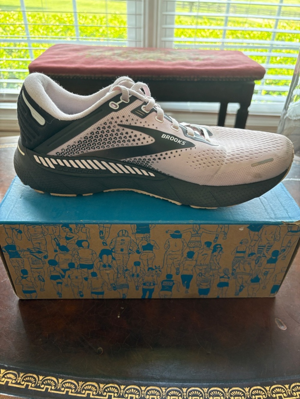 Brooks Adrenaline women’s  Running Shoe - light pink and black